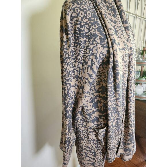 Cuddl Duds Comfort Wear Xl Leopard Thumb Sleeve Jacket/Shawl - Picture 3 of 8